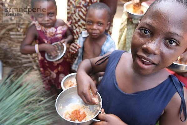 Kinder essen eine Mahlzeit  Lome  Togo  Westafrika  Afrika