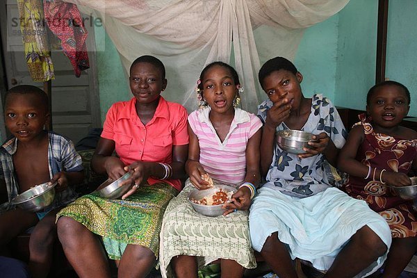 Kinder essen eine Mahlzeit  Lome  Togo  Westafrika  Afrika