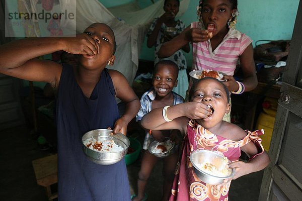 Kinder essen eine Mahlzeit  Lome  Togo  Westafrika  Afrika