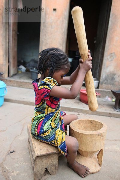 Mädchen Stampfen Essen  Lome  Togo  Westafrika  Afrika