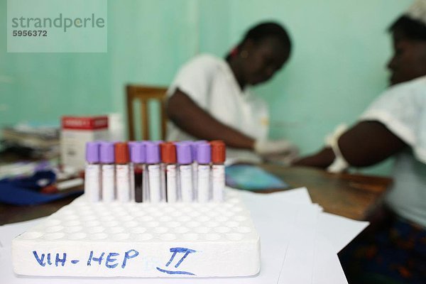 Bluttest am Medical Center für HIV positive Patienten  Lome  Togo  Westafrika  Afrika