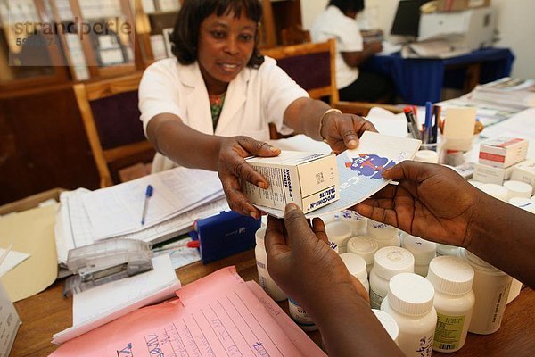 Droge Verteilung an Medical Center für HIV positive Patienten  Lome  Togo  Westafrika  Afrika