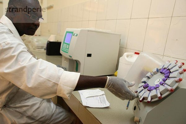 Labor am Medical Center für HIV positive Patienten  Lome  Togo  Westafrika  Afrika