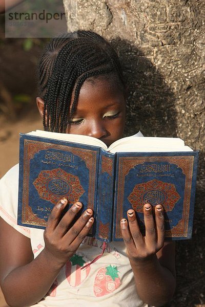 Junges Mädchen lesen das Koran  Lome  Togo  Westafrika  Afrika