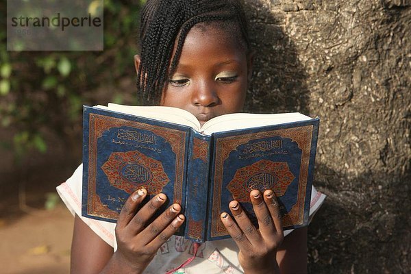 Junges Mädchen lesen das Koran  Lome  Togo  Westafrika  Afrika