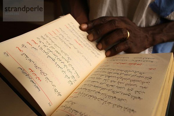 Arabisch Bibel in der maronitischen Kirche  Lome  Togo  Westafrika  Afrika