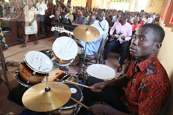 Katholische Messe in einer afrikanischen Kirche  Lome  Togo  Westafrika  Afrika