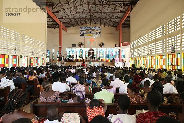 Katholische Messe in einer afrikanischen Kirche  Lome  Togo  Westafrika  Afrika