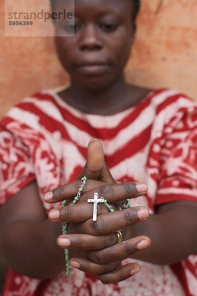 Afrikanische Frau beten des Rosenkranzes  Lome  Togo  Westafrika  Afrikas