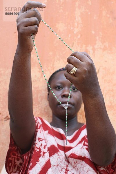 Afrikanische Frau beten des Rosenkranzes  Lome  Togo  Westafrika  Afrikas