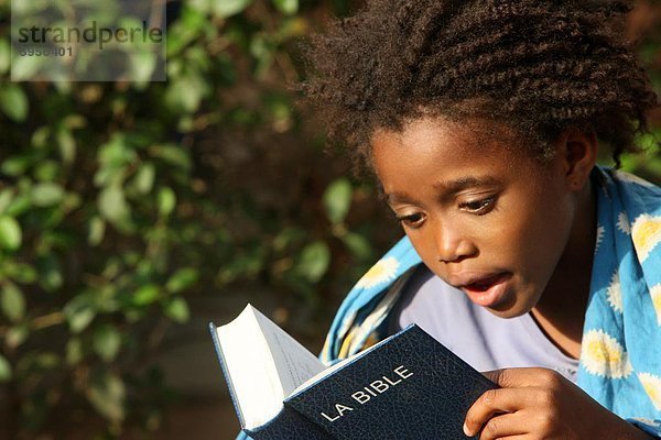 Vater und Tochter  die Lektüre des Bibel  Lome  Togo  Westafrika  Afrikas