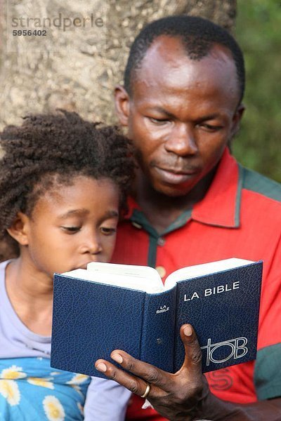 Vater und Tochter  die Lektüre des Bibel  Lome  Togo  Westafrika  Afrikas