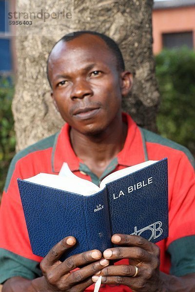 Man liest das Bibel  Lome  Togo  Westafrika  Afrika