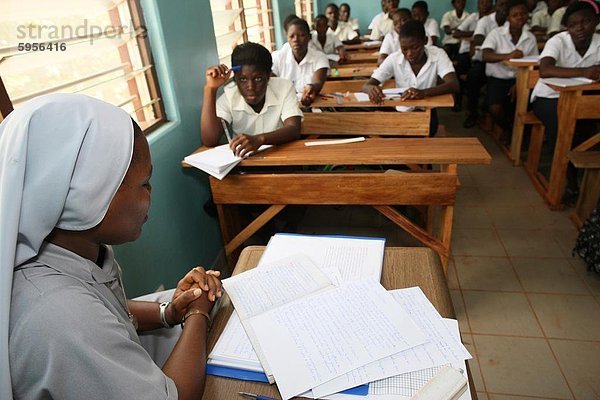 Katholische Nonne Lehre in eine weiterführende Schule  Lome  Togo  Westafrika  Afrika