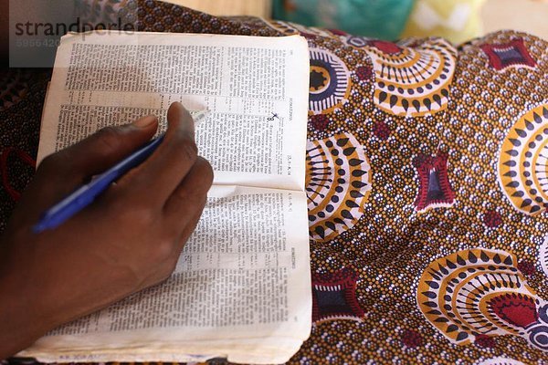 Bibel lesen  Evangelische Kirche  Lome  Togo  Westafrika  Afrika