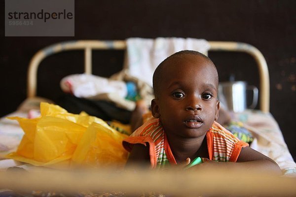 Junge Patienten in einem afrikanischen Krankenhaus  Lome  Togo  Westafrika  Afrika