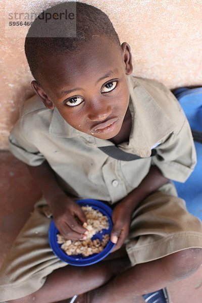 Kind eine Mahlzeit in einer Grundschule in Afrika  Lome  Togo  Westafrika  Afrika