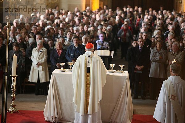 Erzbischof feiert Messe in Saint-Eustache Kirche  Paris  Frankreich  Europa