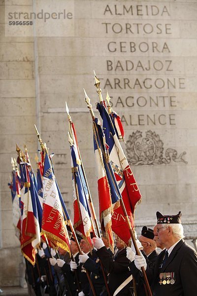Kriegsveteranen am Arc de Triomphe  Paris  Frankreich  Europa