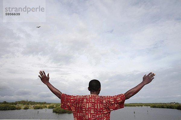 Afrikanische Mann beobachtete das Himmel  Ouidah  Benin  Westafrika  Afrika