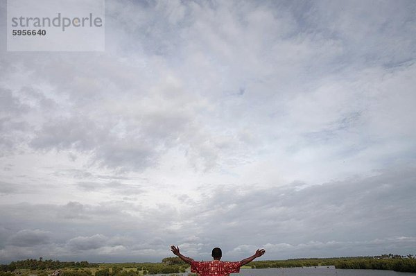 Afrikanische Mann beobachtete das Himmel  Ouidah  Benin  Westafrika  Afrika