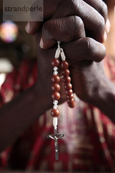 Afrikanische Mann  der betet des Rosenkranz  Cotonou  Benin  Westafrika  Afrikas