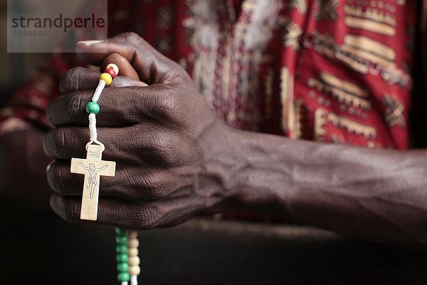 Afrikanische Mann  der betet des Rosenkranz  Cotonou  Benin  Westafrika  Afrikas