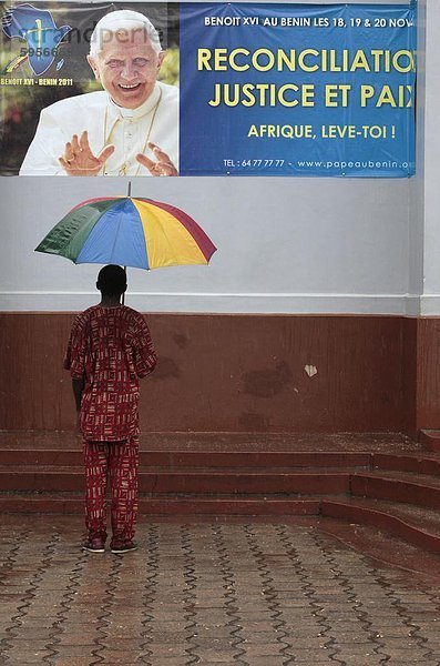 Plakat des Papst Benedikts Besuch in Benin  Ouidah  Benin  Westafrika  Afrika