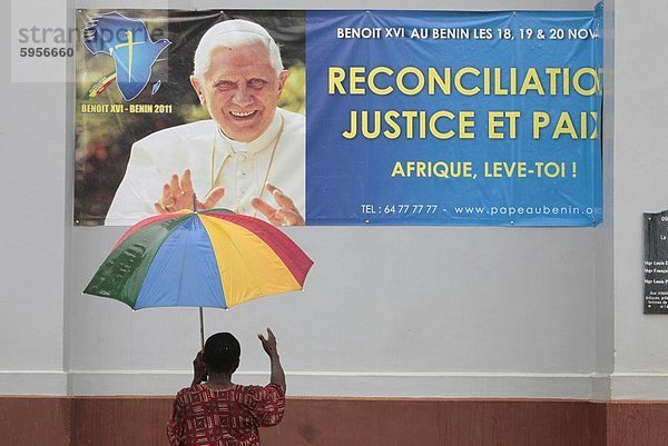 Plakat des Papst Benedikts Besuch in Benin  Ouidah  Benin  Westafrika  Afrika