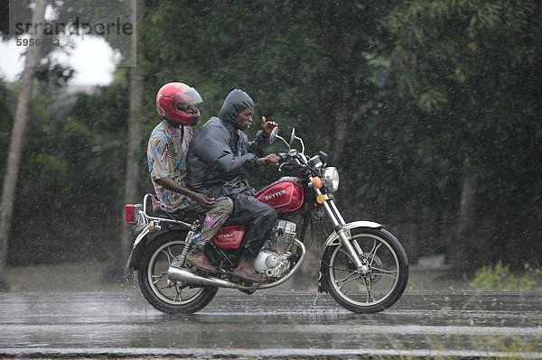 Afrikanische Straße in den Regen  Ouidah  Benin  Westafrika  Afrika