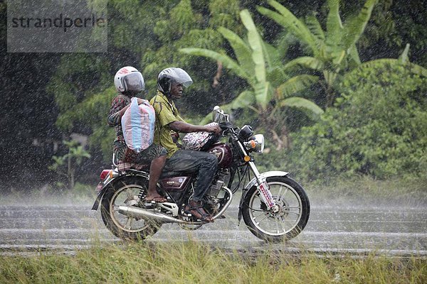 Afrikanische Straße in den Regen  Ouidah  Benin  Westafrika  Afrika