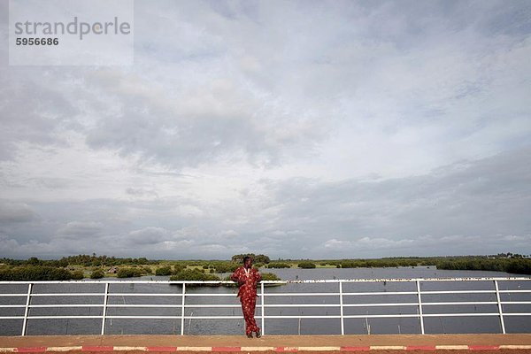 Afrikanische Mann auf einer Brücke  Ouidah  Benin  Westafrika  Afrika