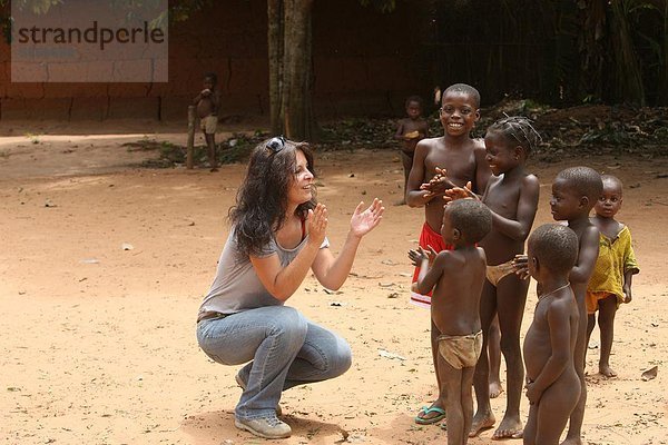 Französin spielenden Wih afrikanische Kinder  Tori  Benin  Westafrika  Afrika