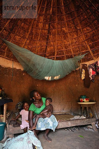 Frau und Kinder in eine afrikanische Hütte  Tori  Benin  Westafrika  Afrika