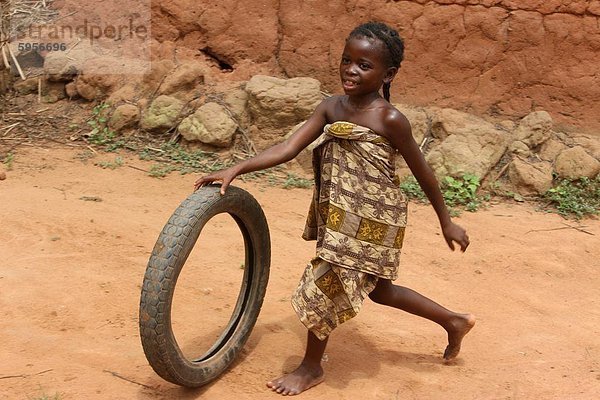 Kind spielt mit Reifen  Tori  Benin  Westafrika  Afrika
