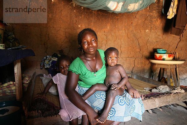 Frau und Kinder in eine afrikanische Hütte  Tori  Benin  Westafrika  Afrika