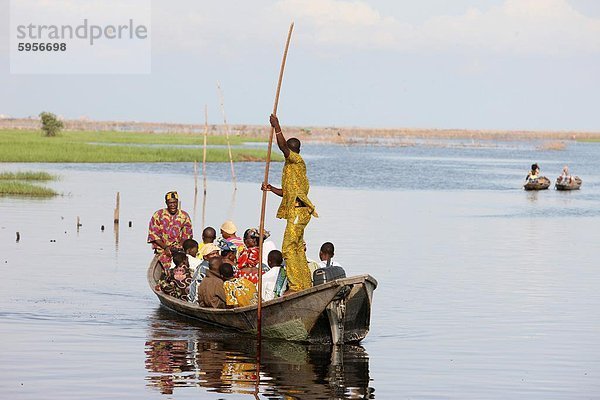 Boot mit Passagieren  in der Nähe von Ganvié See Dorf am Nokoue See  Benin  Westafrika  Afrika