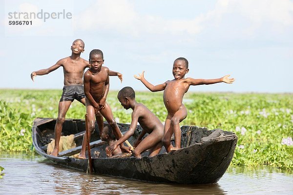 Boot in der Nähe von Ganvié See Dorf am Nokoue See  Benin  Westafrika  Afrika