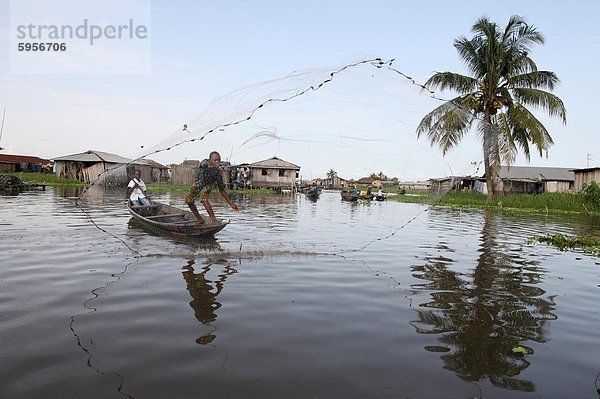 Angeln in Ganvié See Dorf am Nokoue See  Benin  Westafrika  Afrika