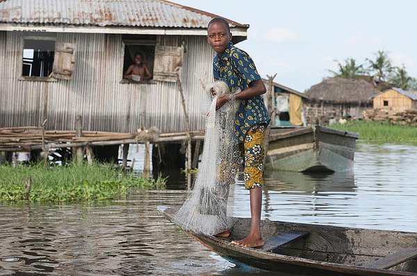 Angeln in Ganvié See Dorf am Nokoue See  Benin  Westafrika  Afrika