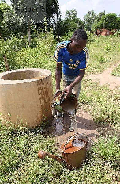 Mann Wasserholen vom Brunnen  Tori  Benin  Westafrika  Afrika