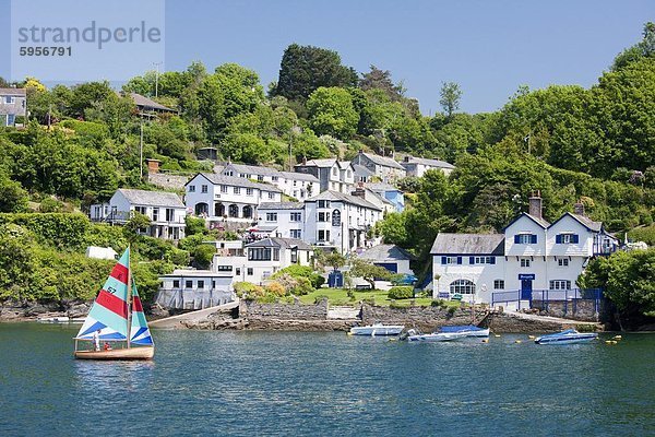 Ein Schlauchboot Segel hinter dem Dorf Boddinick nahe Fowey  Cornwall  England  Vereinigtes Königreich  Europa