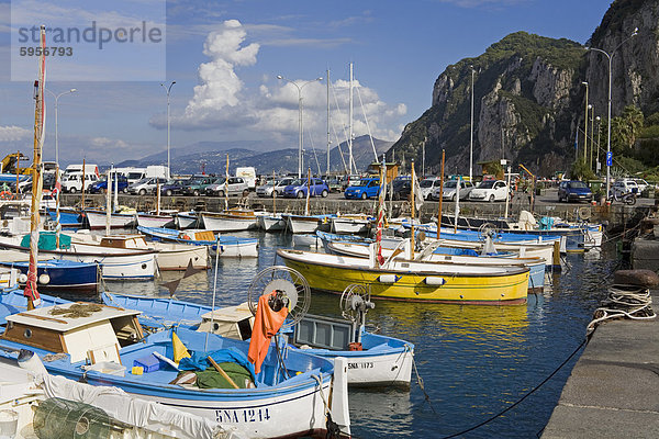 Fischerboote im Hafen von Marina Grande  Insel Capri  Bucht von Neapel  Kampanien  Italien  Europa