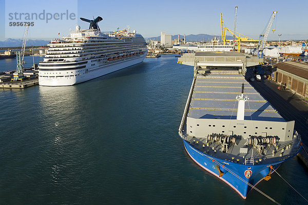 Fracht- und Kreuzfahrt-Schiff in den Hafen von Livorno  Toskana  Italien  Europa