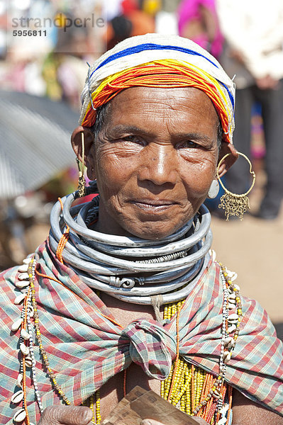 Lächeln Bonda Tribeswoman tragen Baumwolle Schal über traditionelle Wulst Kostüm  Perlen Kappe  große Ohrringe und Metall Halsketten  Rayagader  Orissa  Indien  Asien