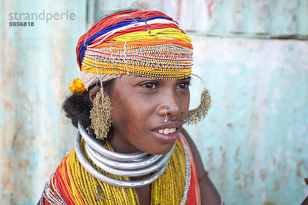 Bonda Tribeswoman tragen traditionelle Wulst Kostüm mit Perlen Kappe  große Ohrringe  Nasenring und Metall Halsketten bei pro Markt  Rayagader  Orissa  Indien  Asien