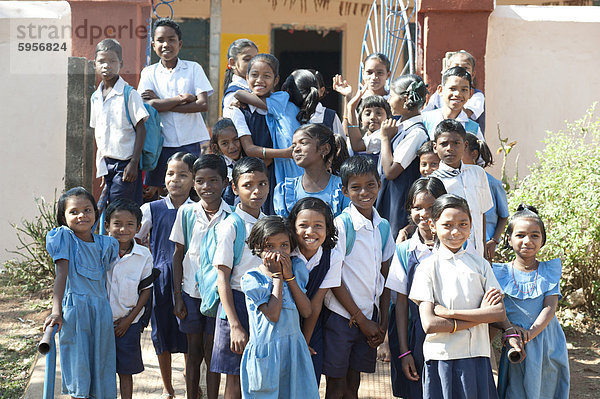 Schulkinder außerhalb Dorf Schule  ländliche Orissa  Indien  Asien