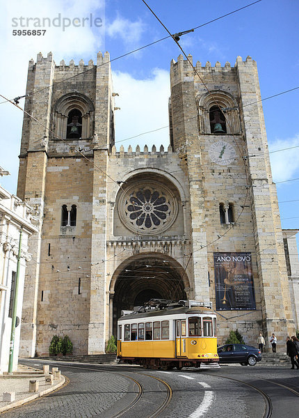Straßenbahn und Se (Kathedrale)  Alfama  Lissabon  Portugal  Europa