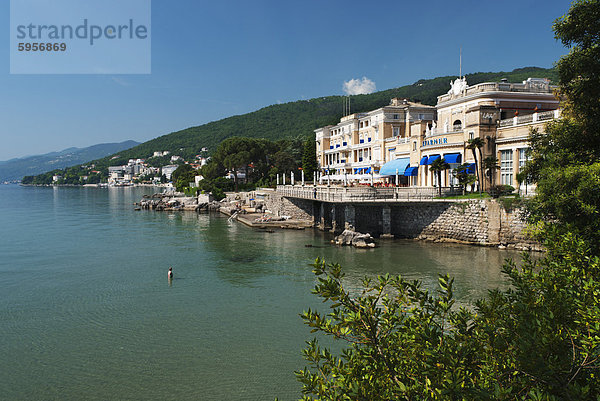 Blick entlang Lido  Hotel Kvarner  Opatija  Kvarner Bucht  Kroatien  Adria  Europa