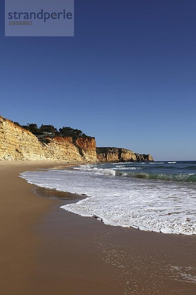 nahe Europa Steilküste Küste Atlantischer Ozean Atlantik typisch Algarve Lagos Portugal steil Wasserwelle Welle